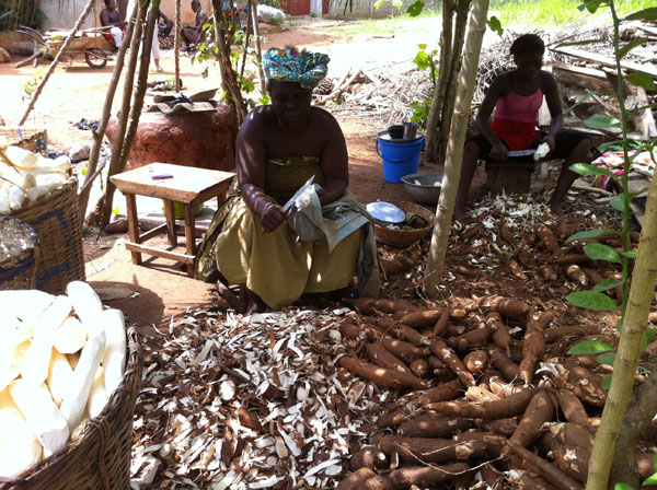 Mama préparant le manioc